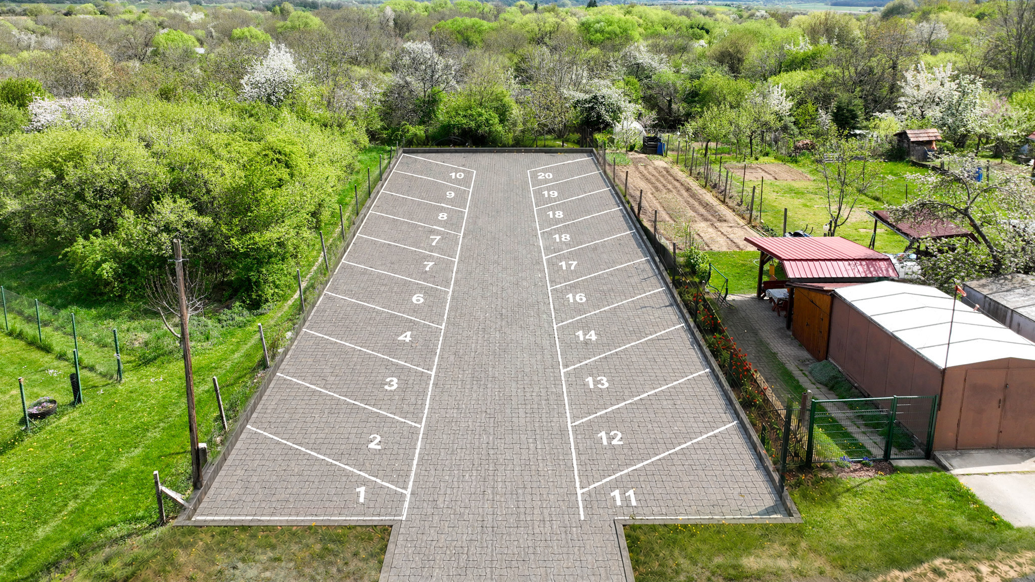 Viacúčelový investičný rovinatý pozemok 750m2 Pukanec