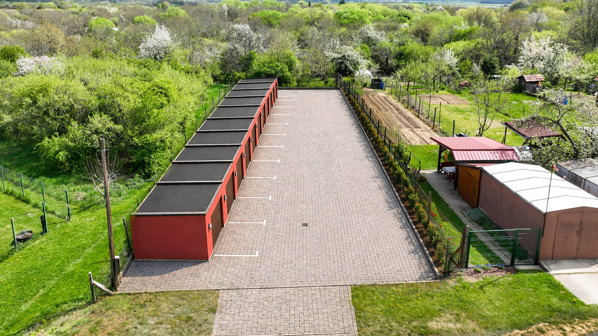 Viacúčelový investičný rovinatý pozemok 750m2 Pukanec