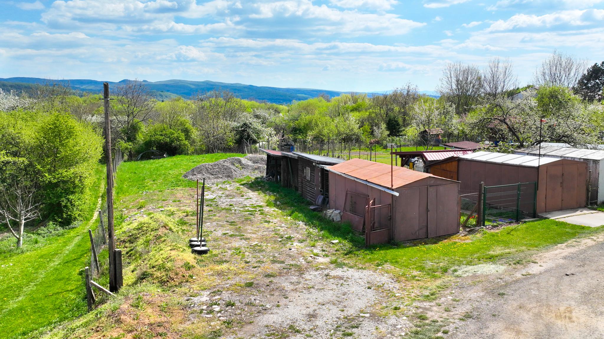 Viacúčelový investičný rovinatý pozemok 750m2 Pukanec