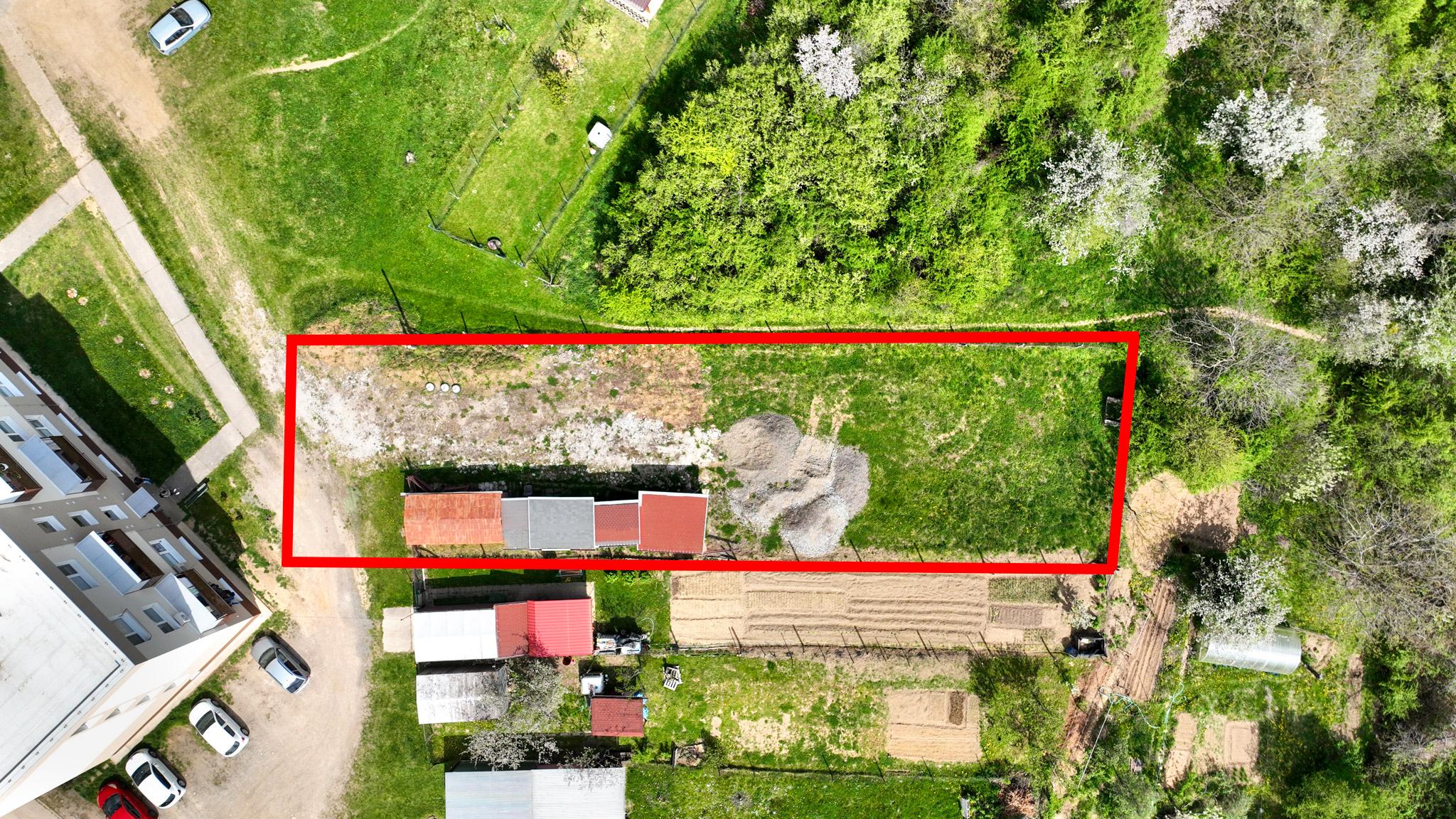 Viacúčelový investičný rovinatý pozemok 750m2 Pukanec