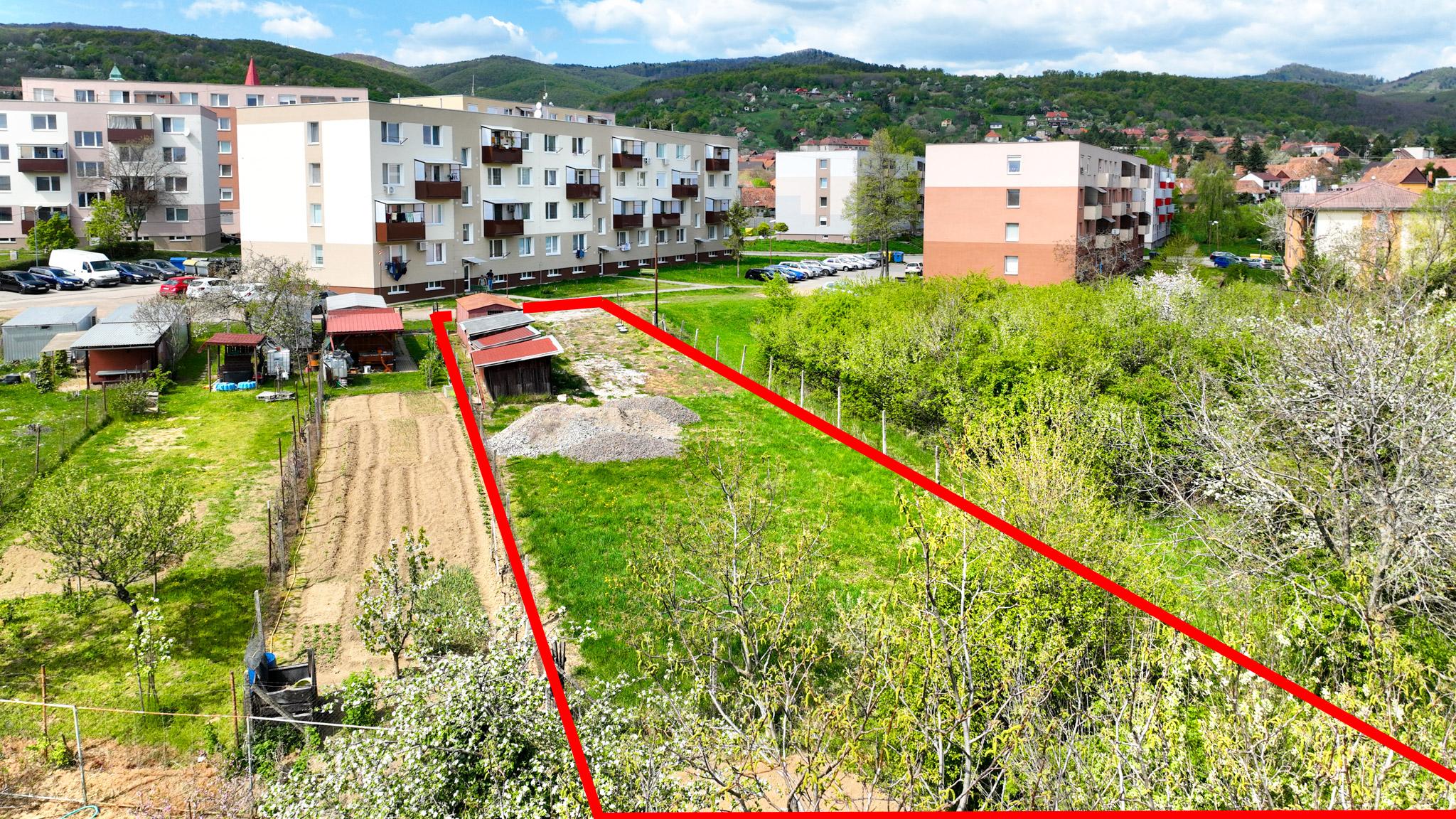 Viacúčelový investičný rovinatý pozemok 750m2 Pukanec