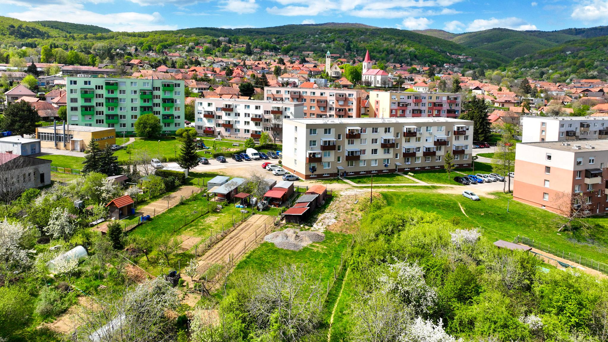 Viacúčelový investičný rovinatý pozemok 750m2 Pukanec