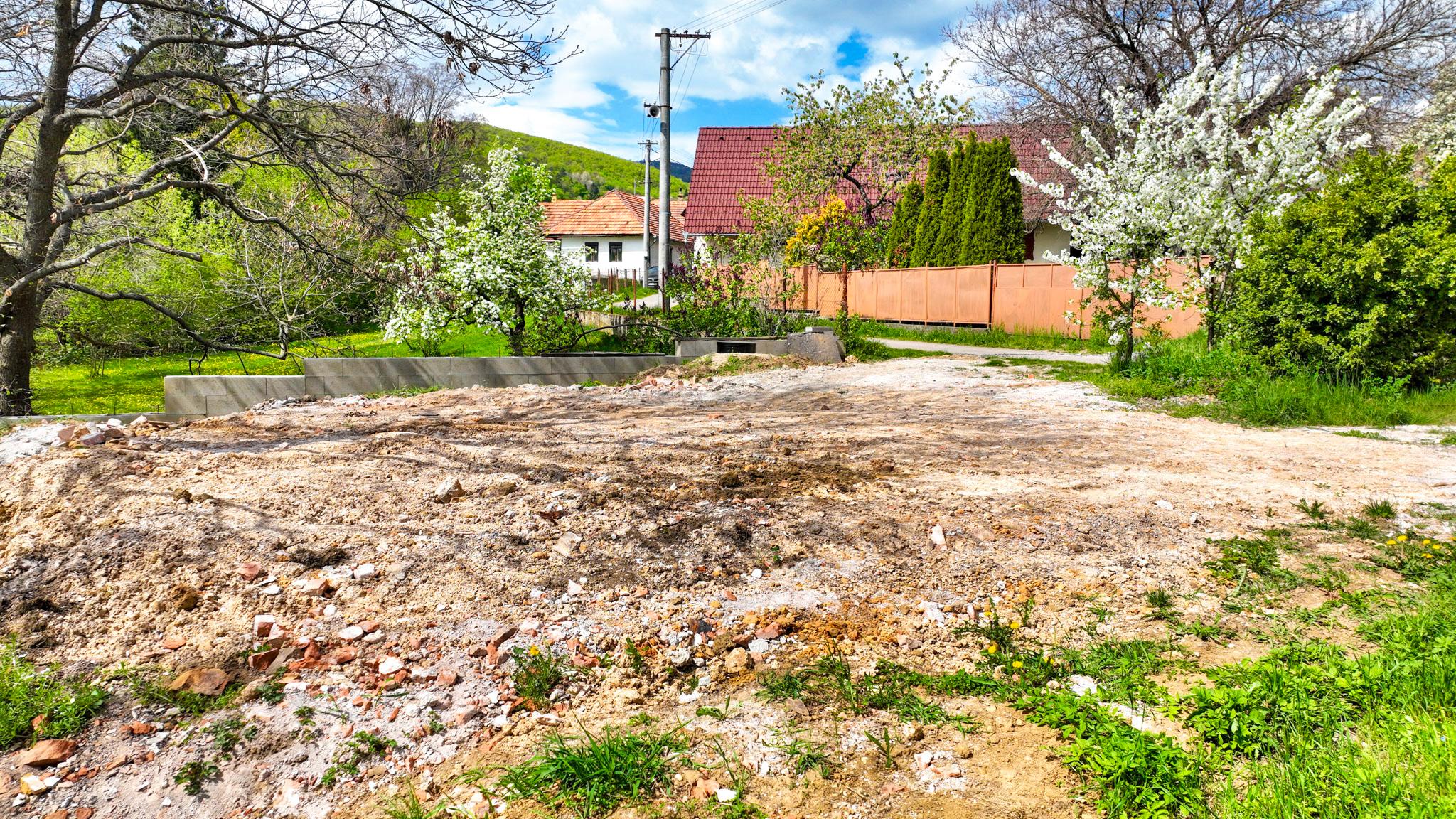 Pozemok so sieťami a možnosťou stavby 333m2, Pukanec