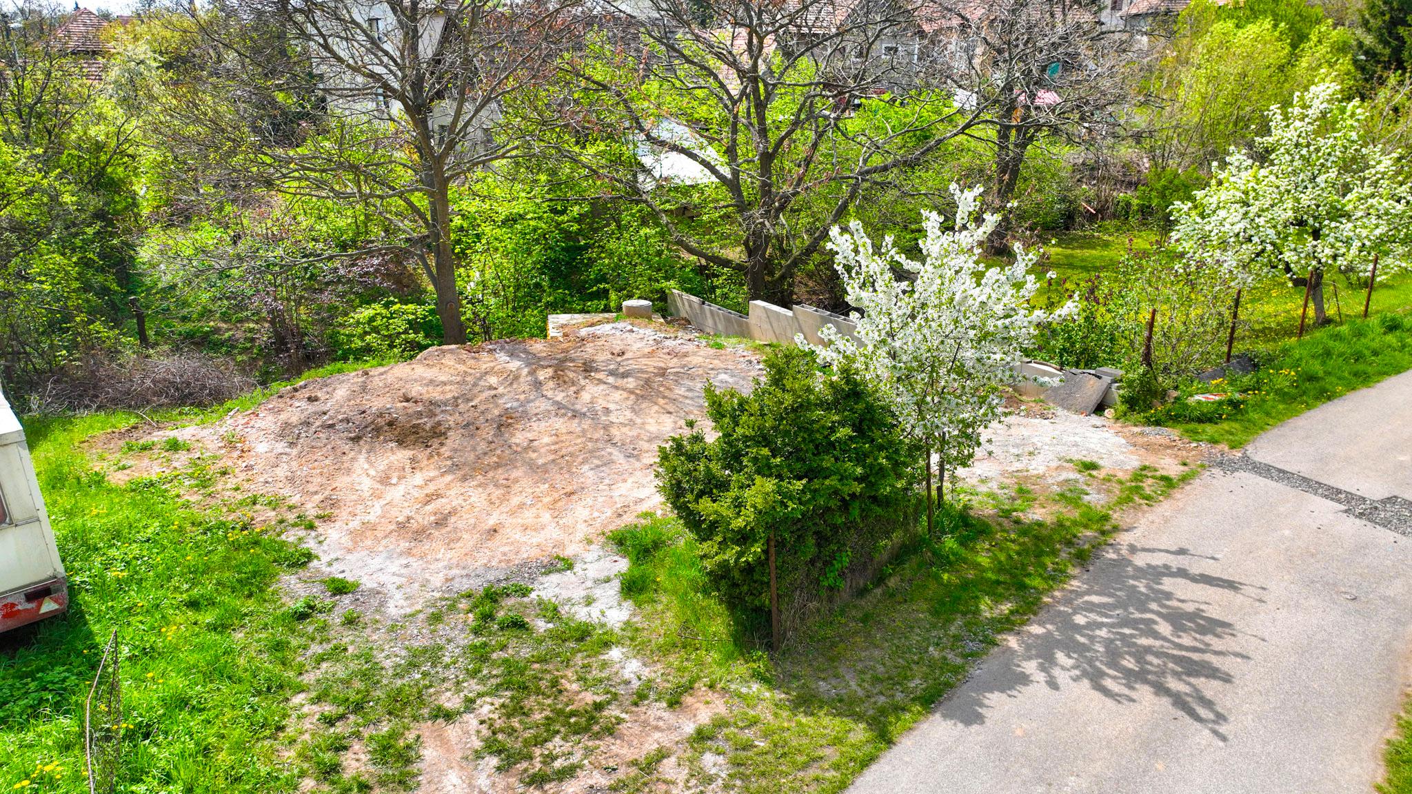 Pozemok so sieťami a možnosťou stavby 333m2, Pukanec