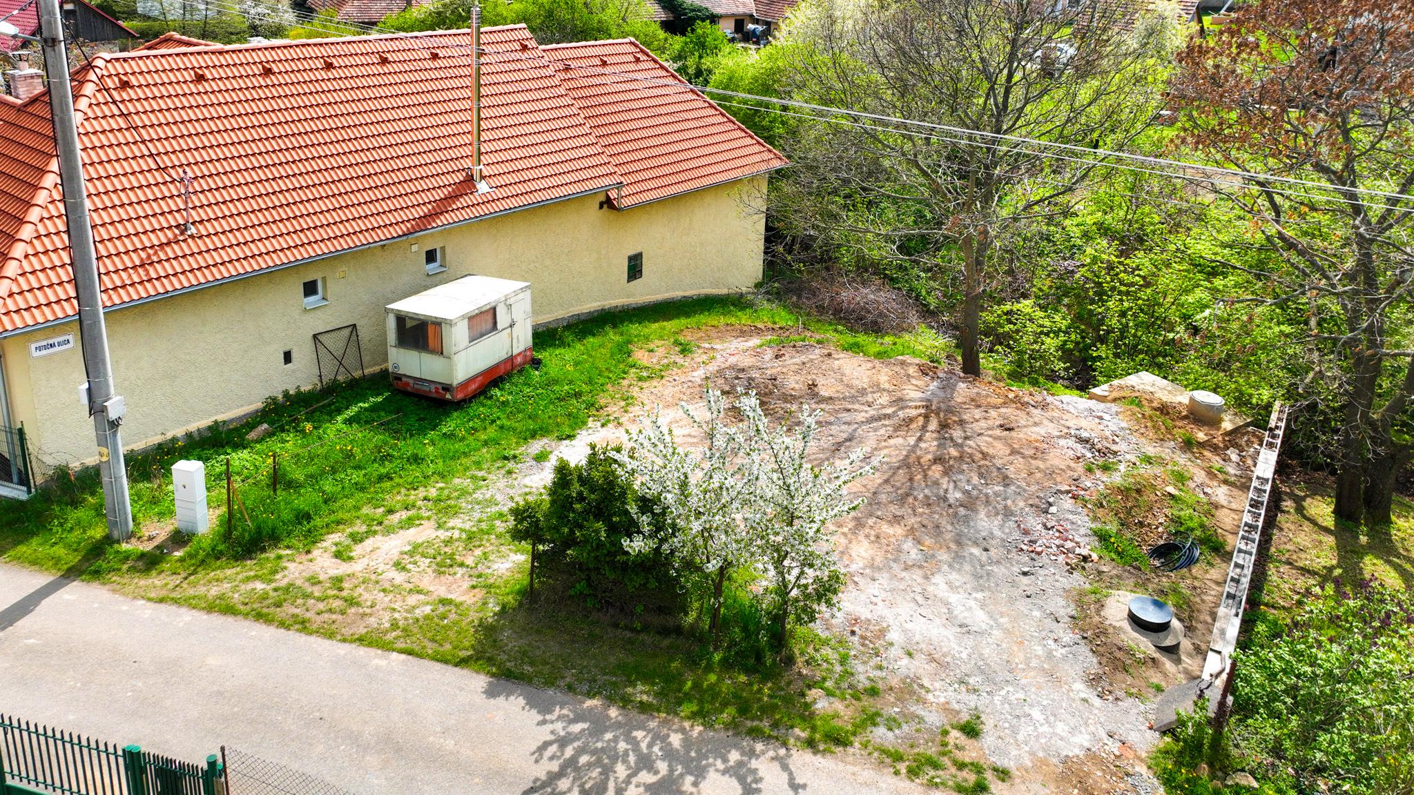 Pozemok so sieťami a možnosťou stavby 333m2, Pukanec