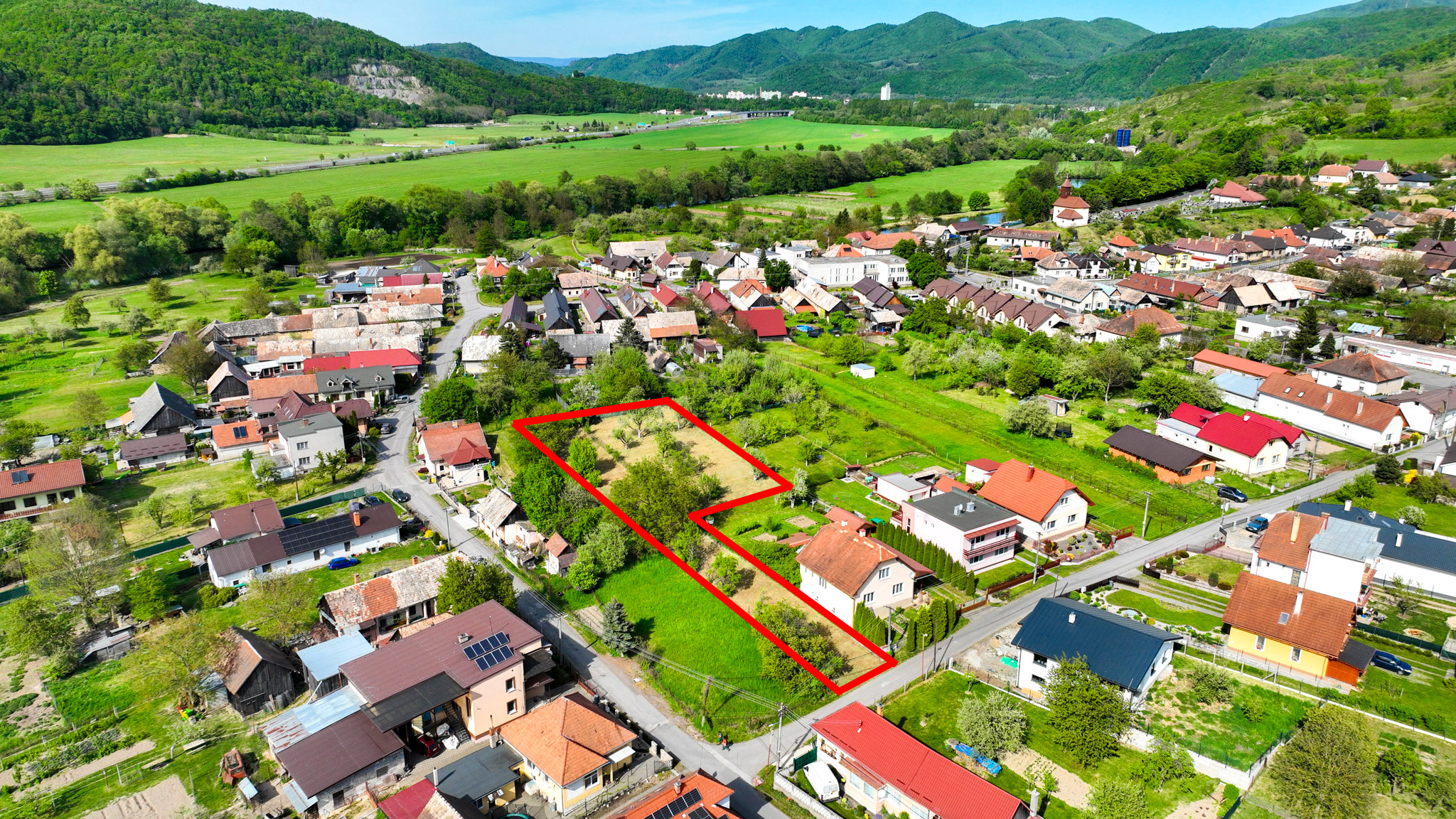 Slnečný, rovinatý pozemok s možnosťou stavby 1565m², Voznica