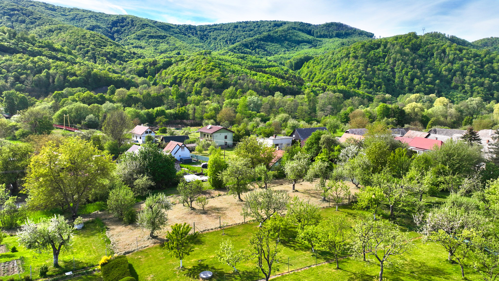 Slnečný, rovinatý pozemok s možnosťou stavby 1565m², Voznica