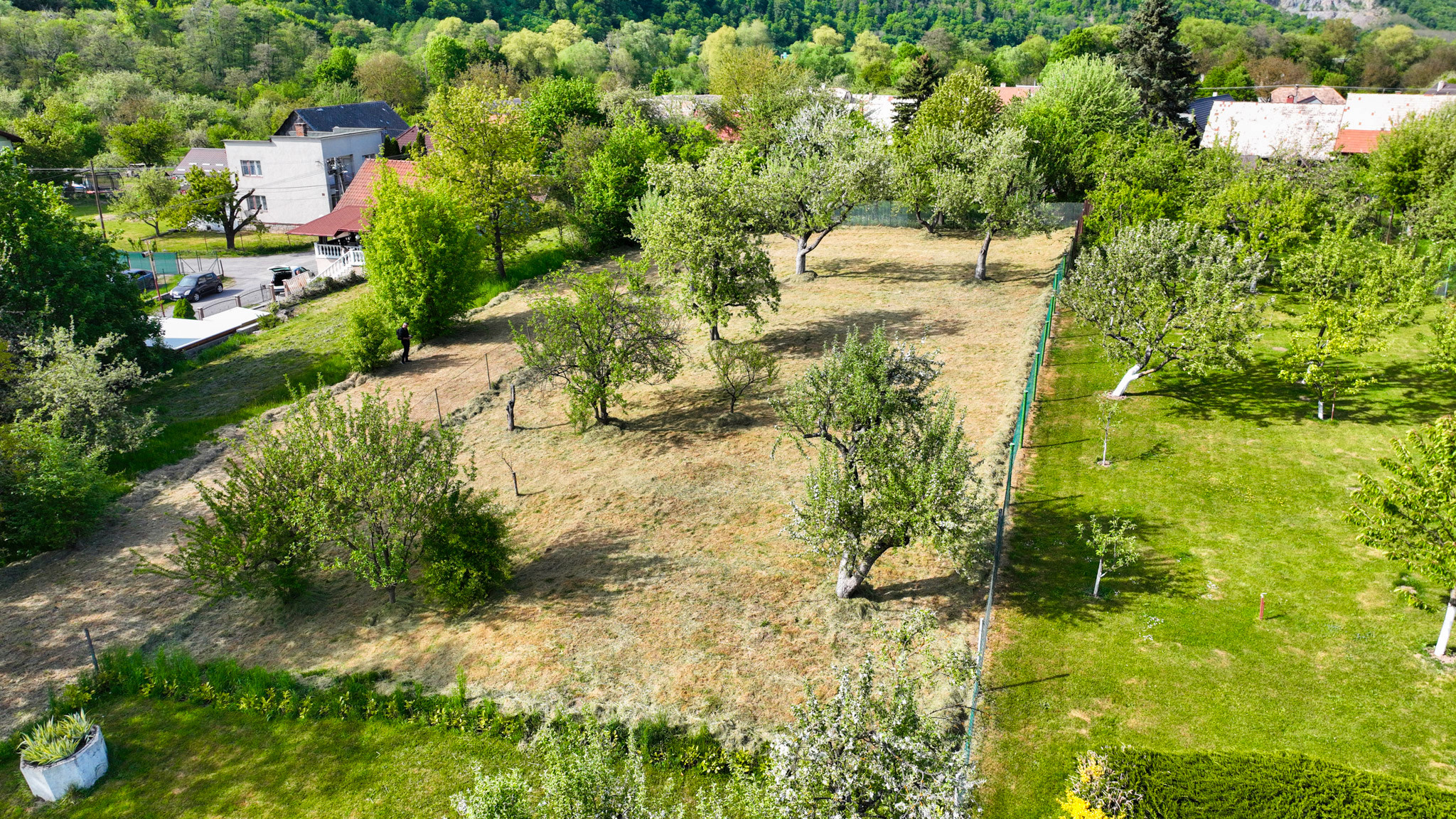 Slnečný, rovinatý pozemok s možnosťou stavby 1565m², Voznica