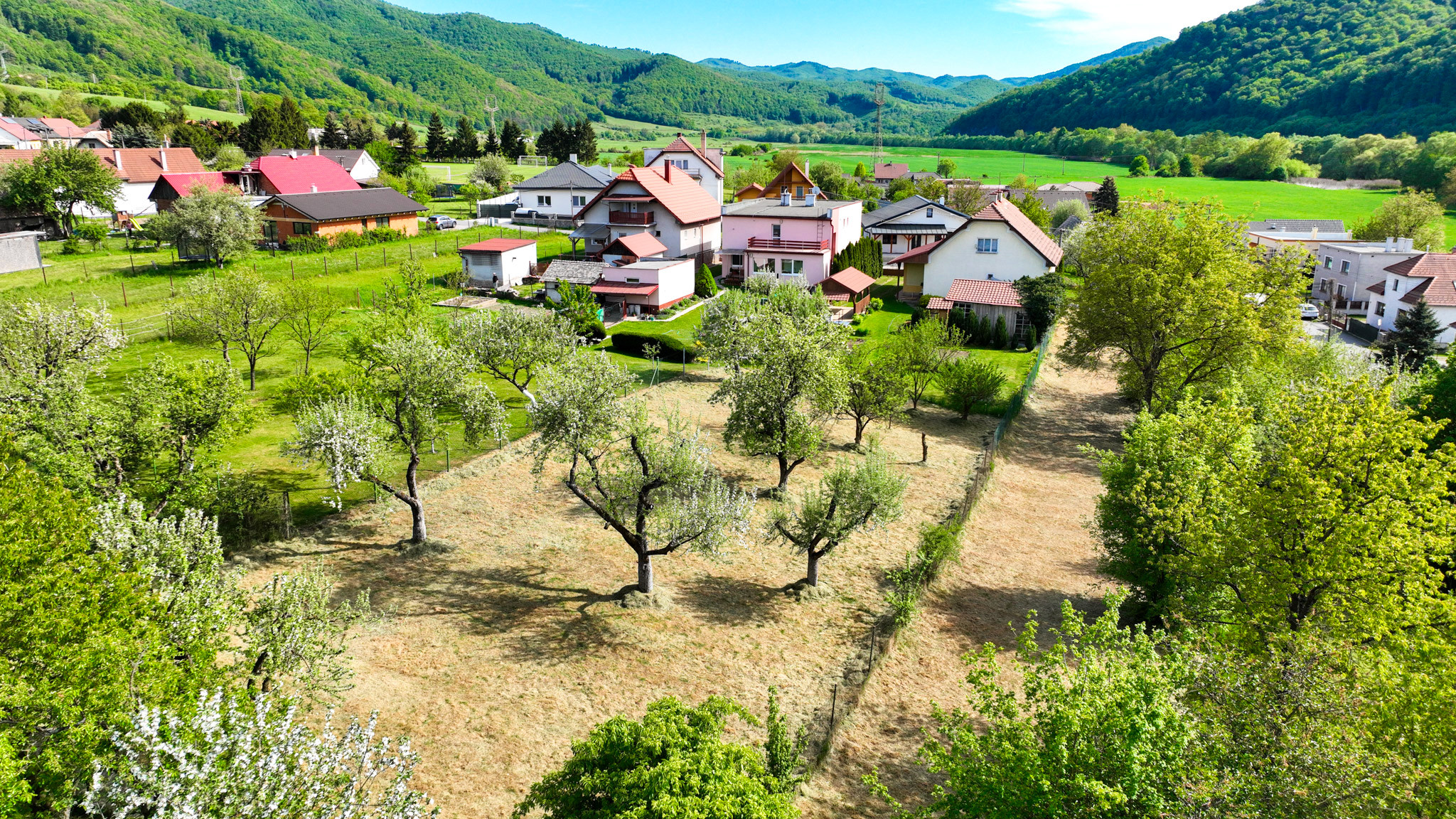 Slnečný, rovinatý pozemok s možnosťou stavby 1565m², Voznica