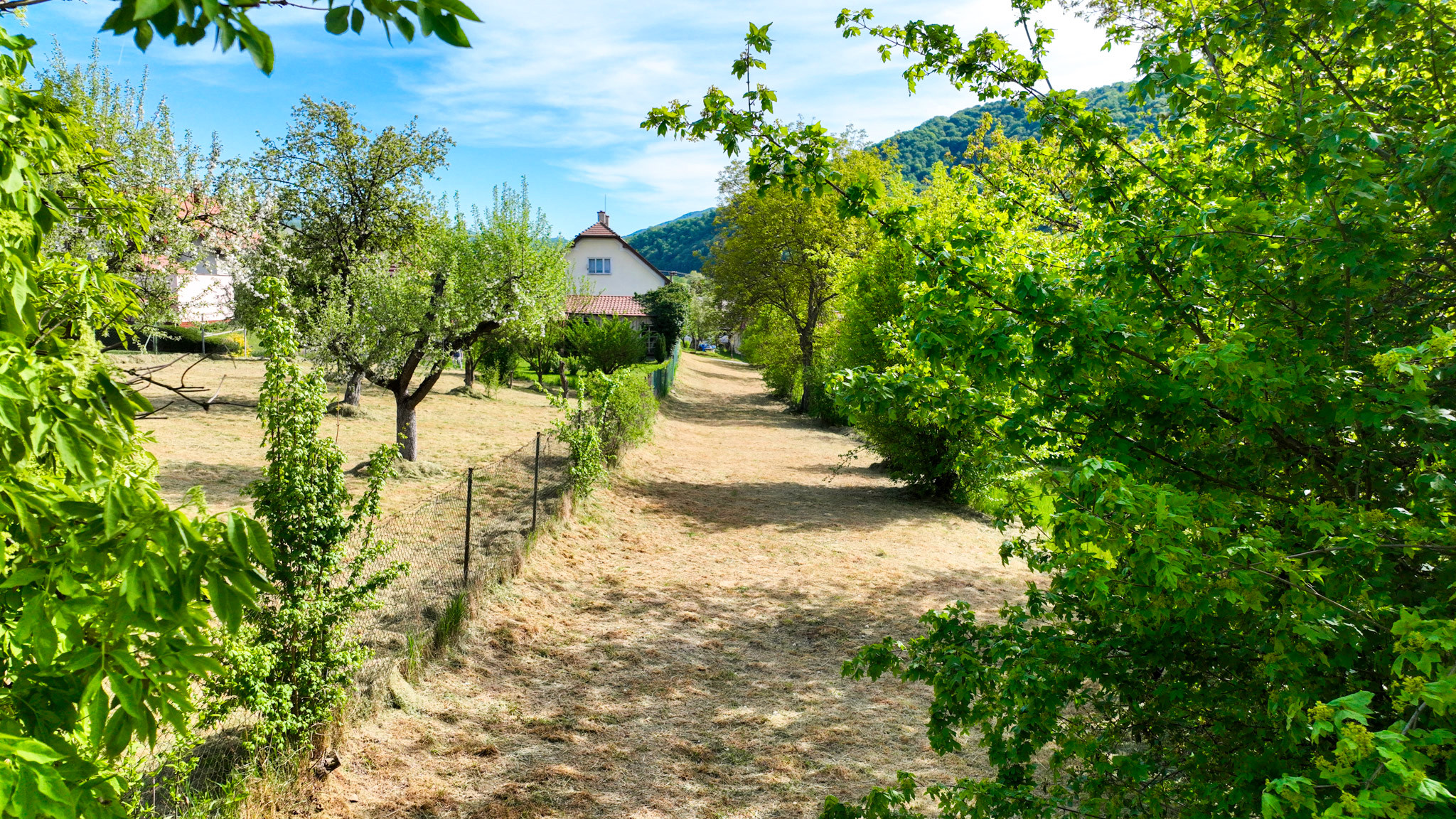 Slnečný, rovinatý pozemok s možnosťou stavby 1565m², Voznica