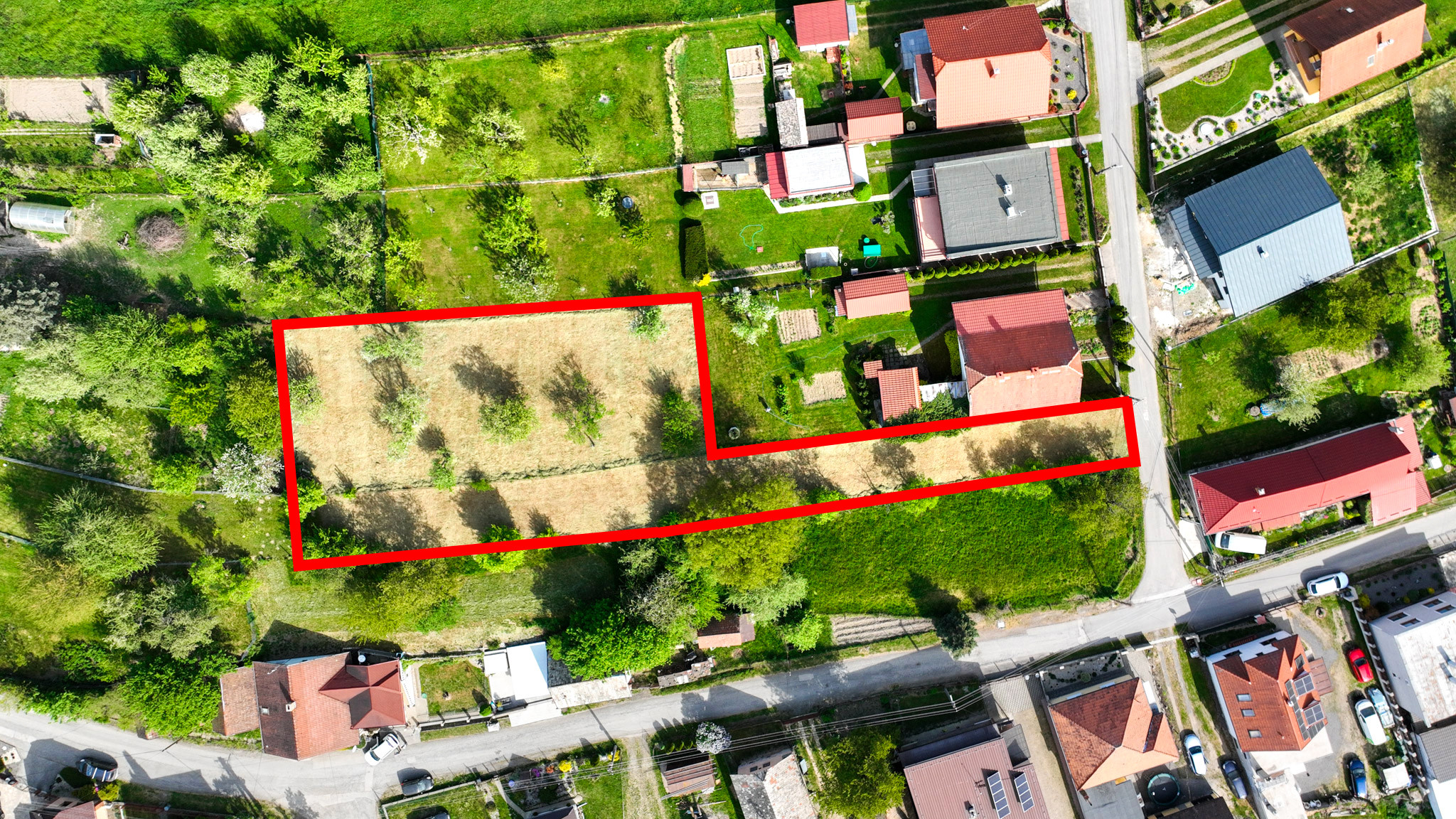 Slnečný, rovinatý pozemok s možnosťou stavby 1565m², Voznica