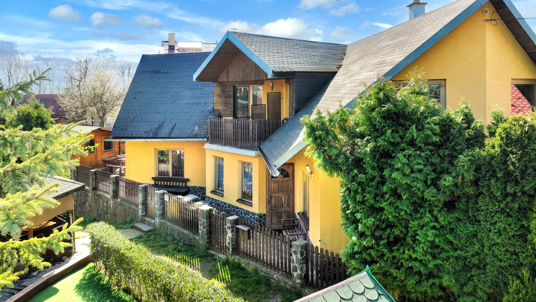 Zabehnutý apartmánový dvojdom s parkovaním, Štiavnické Bane