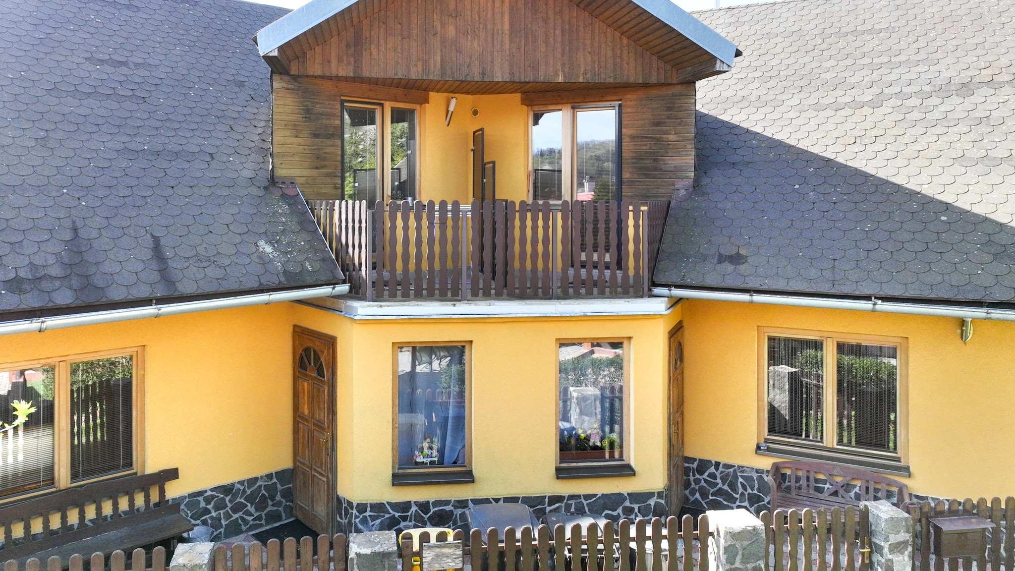 Zabehnutý apartmánový dvojdom s parkovaním, Štiavnické Bane