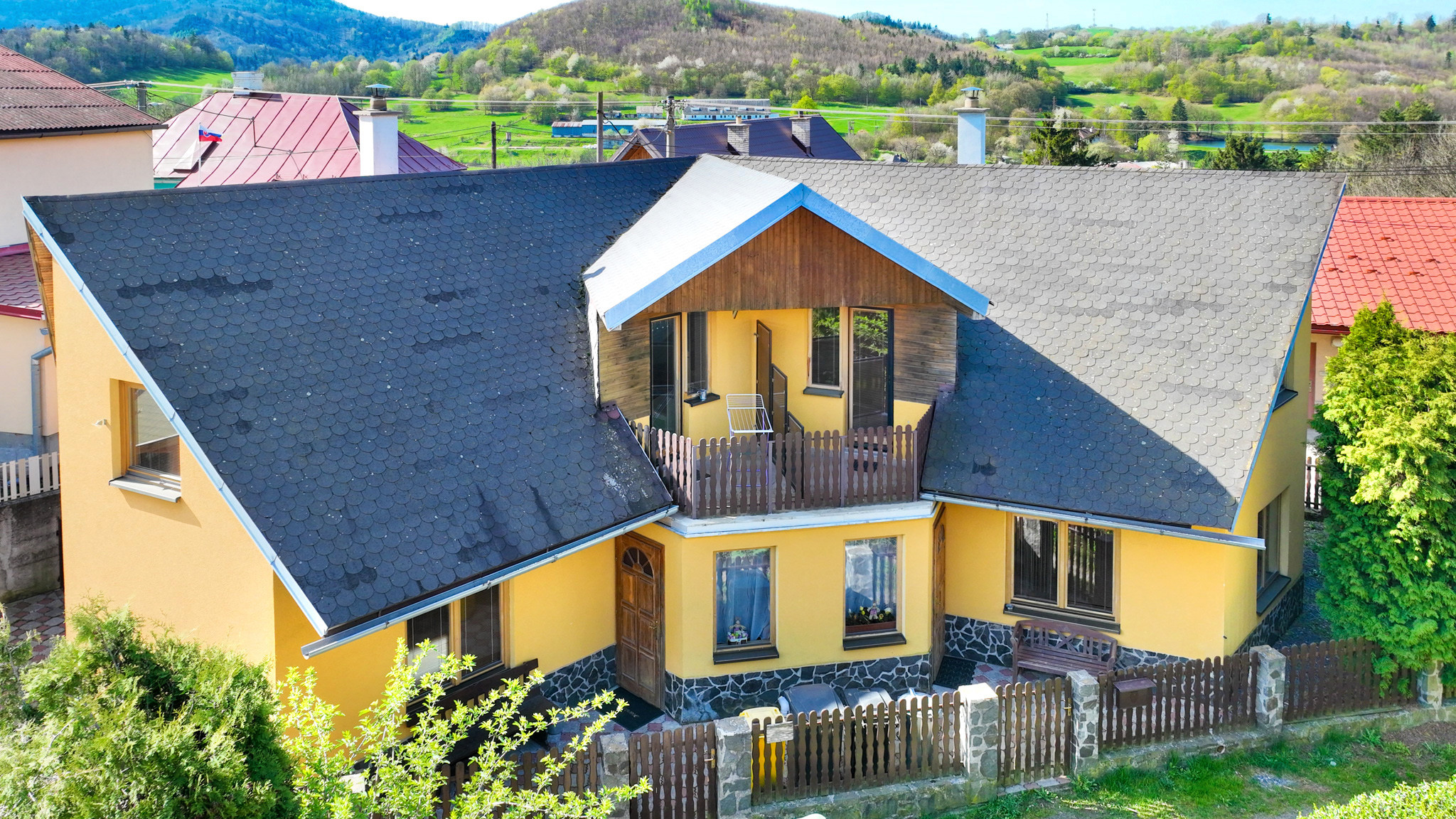 Zabehnutý apartmánový dvojdom s parkovaním, Štiavnické Bane