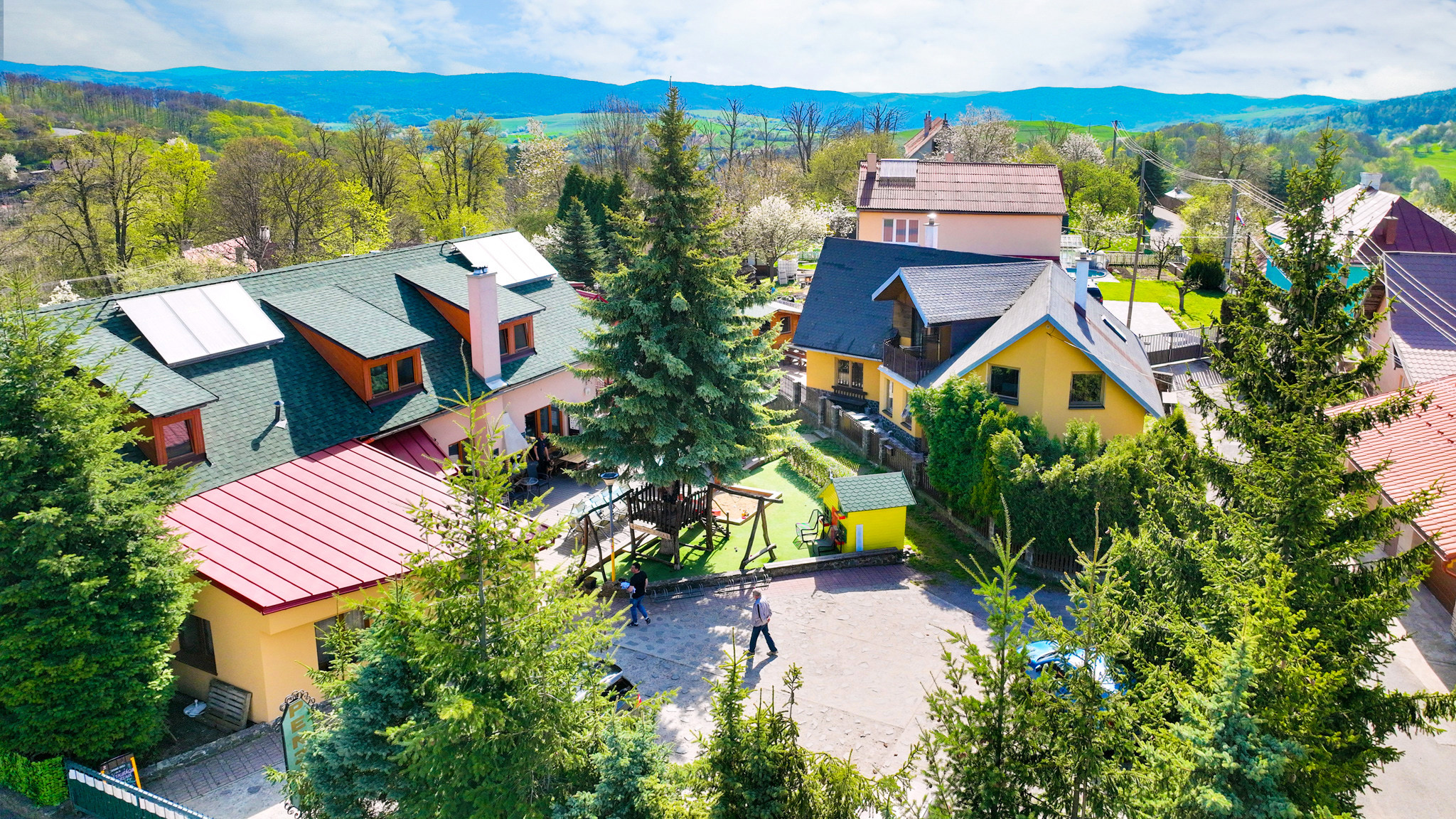 Zabehnutý apartmánový dvojdom s parkovaním, Štiavnické Bane