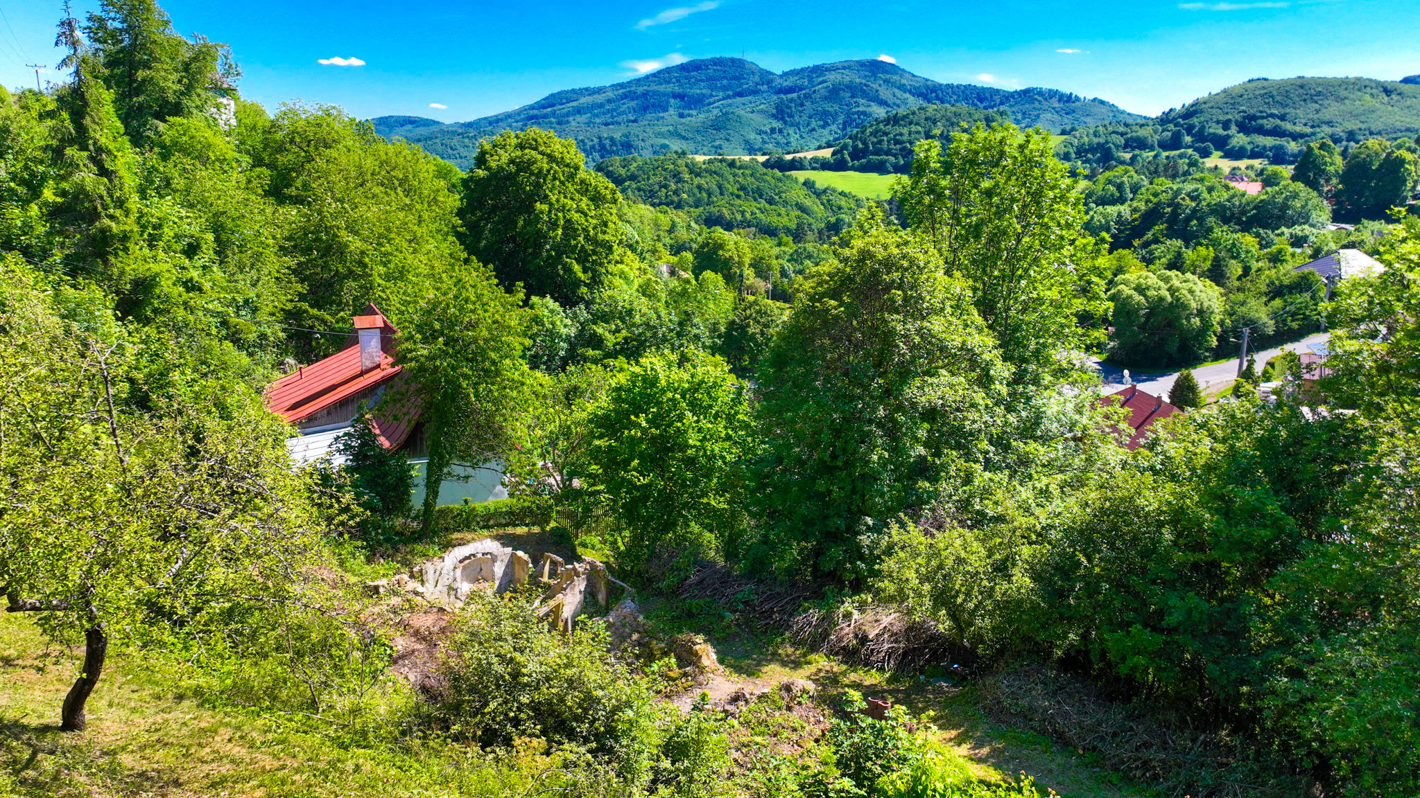 Slnečný pozemok 1381m2 s možnosťou stavby, Štiavnické Bane