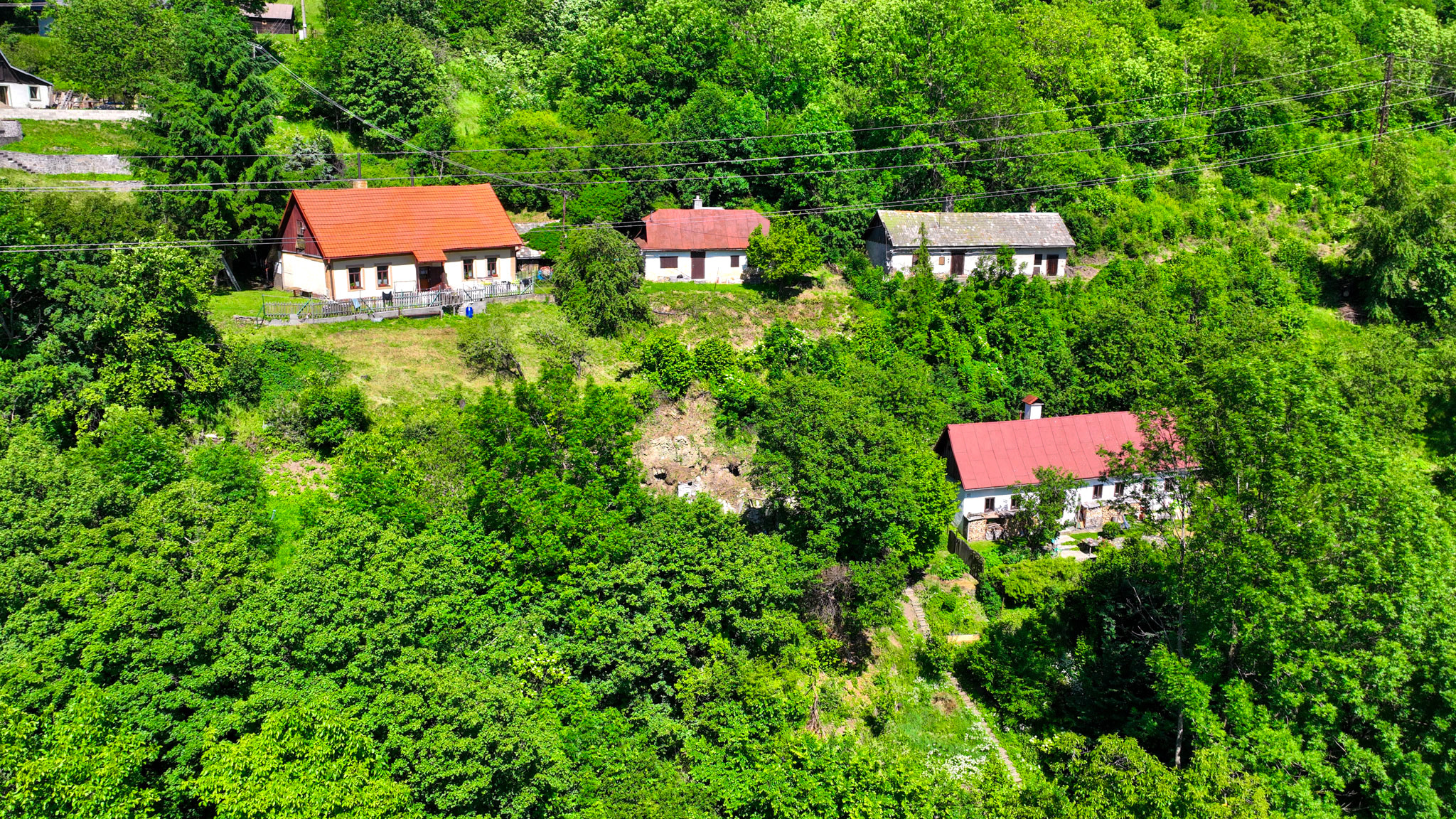 Slnečný pozemok 1381m2 s možnosťou stavby, Štiavnické Bane