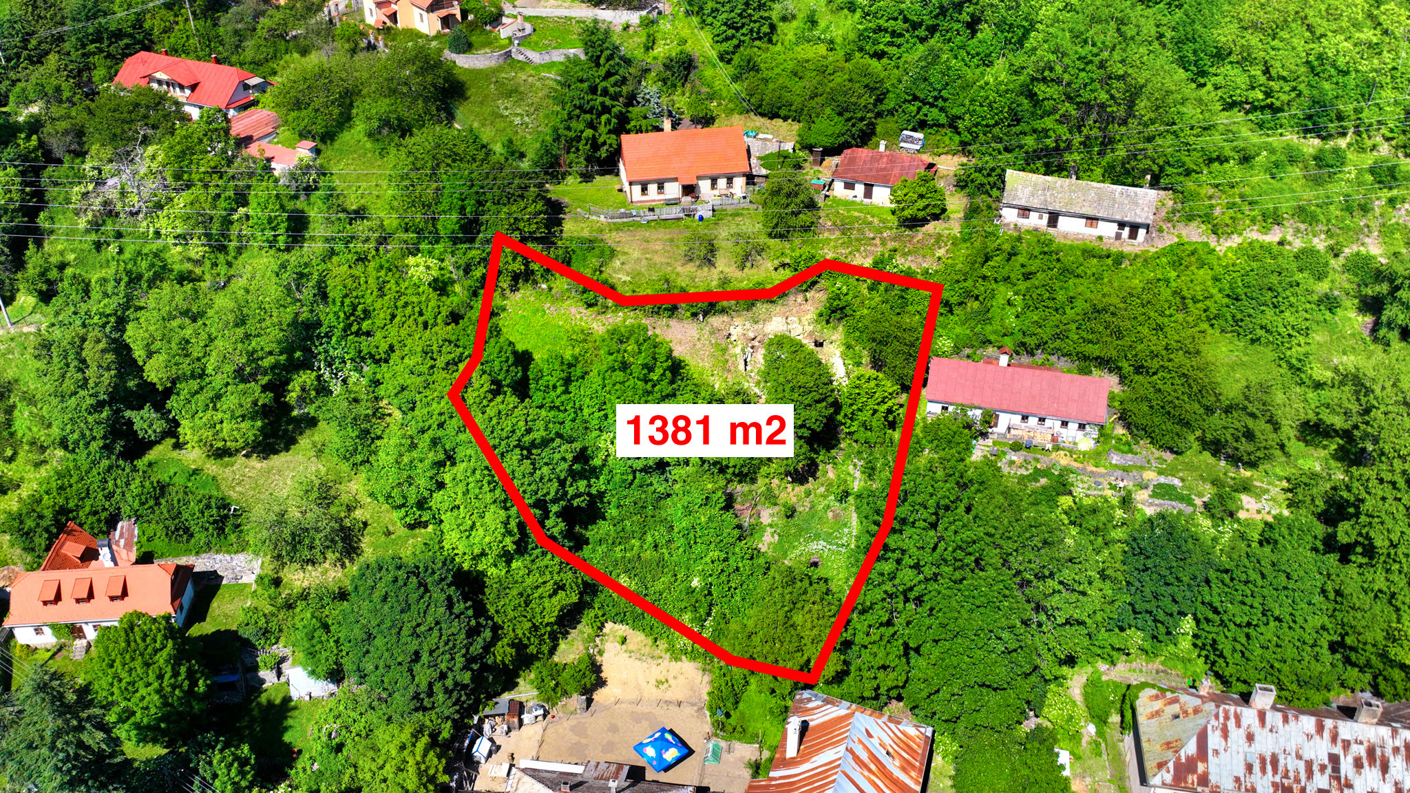 Slnečný pozemok 1381m2 s možnosťou stavby, Štiavnické Bane