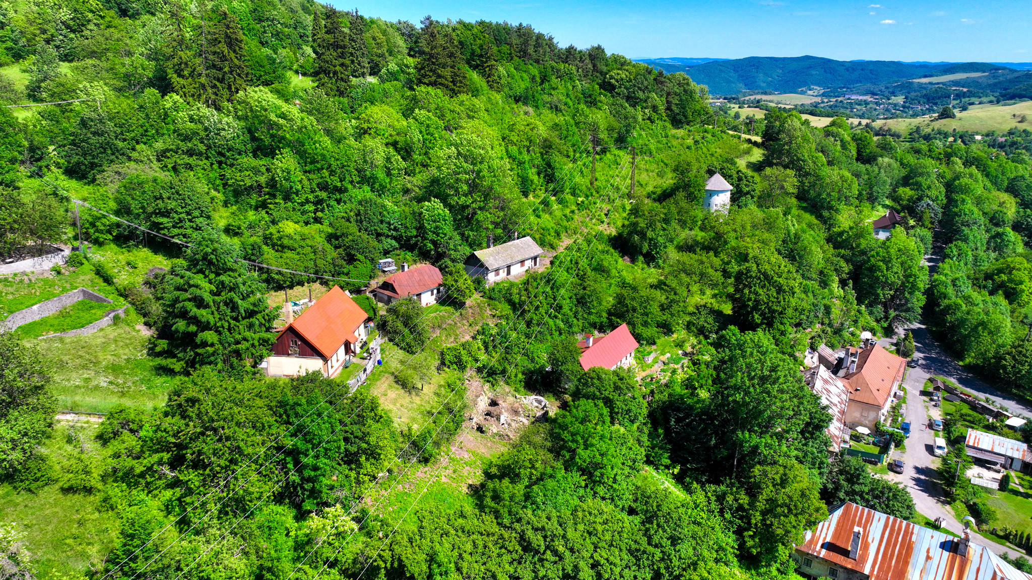 Slnečný pozemok 1381m2 s možnosťou stavby, Štiavnické Bane