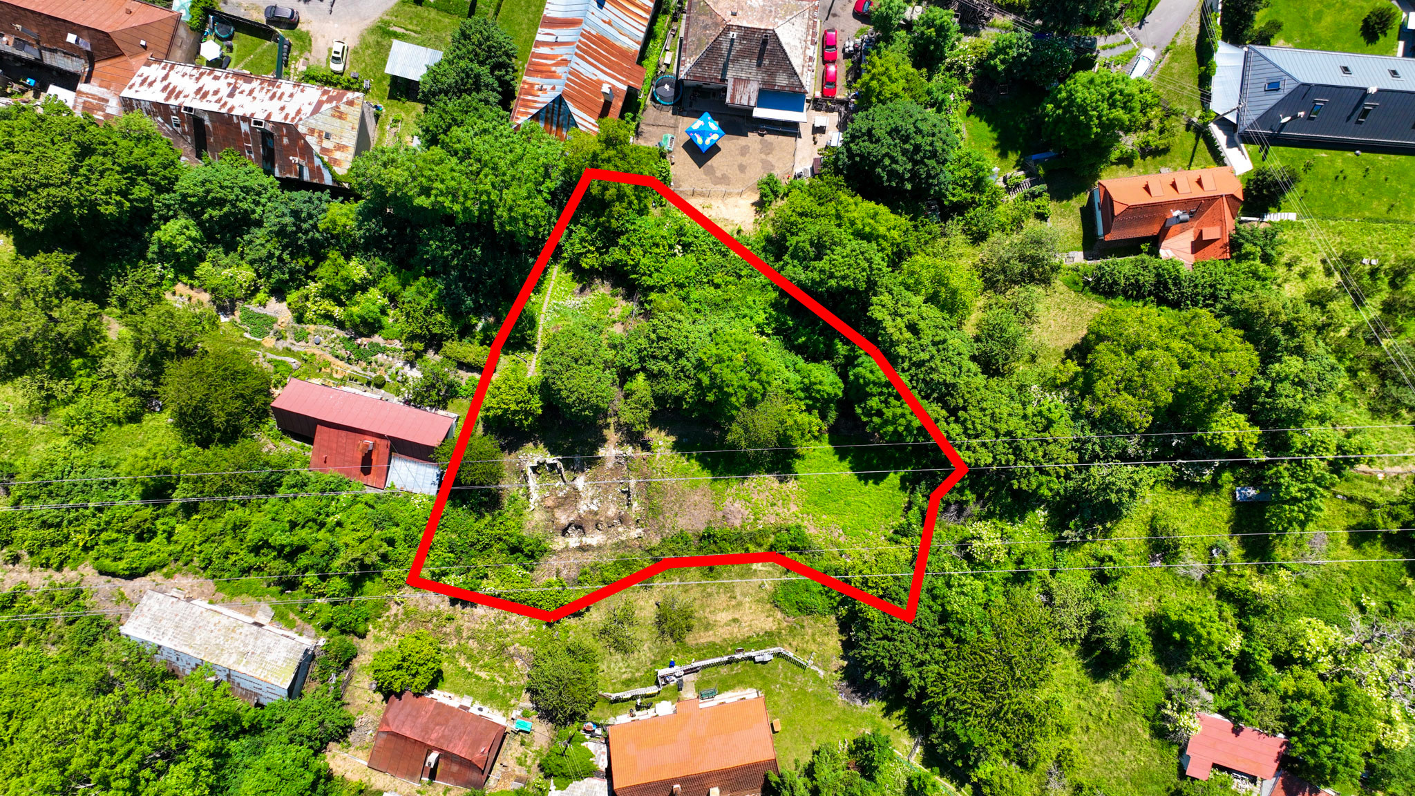 Slnečný pozemok 1381m2 s možnosťou stavby, Štiavnické Bane