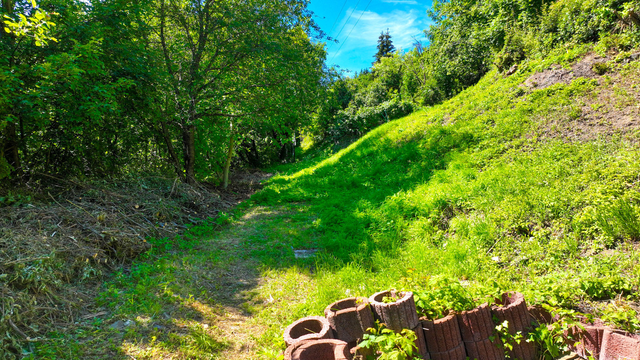 Slnečný pozemok 1381m2 s možnosťou stavby, Štiavnické Bane