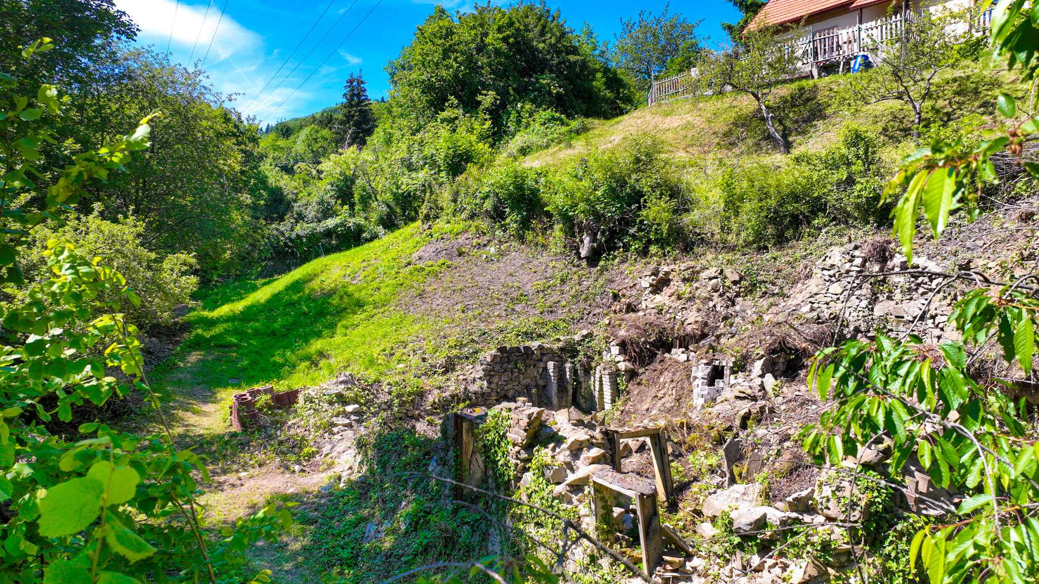 Slnečný pozemok 1381m2 s možnosťou stavby, Štiavnické Bane