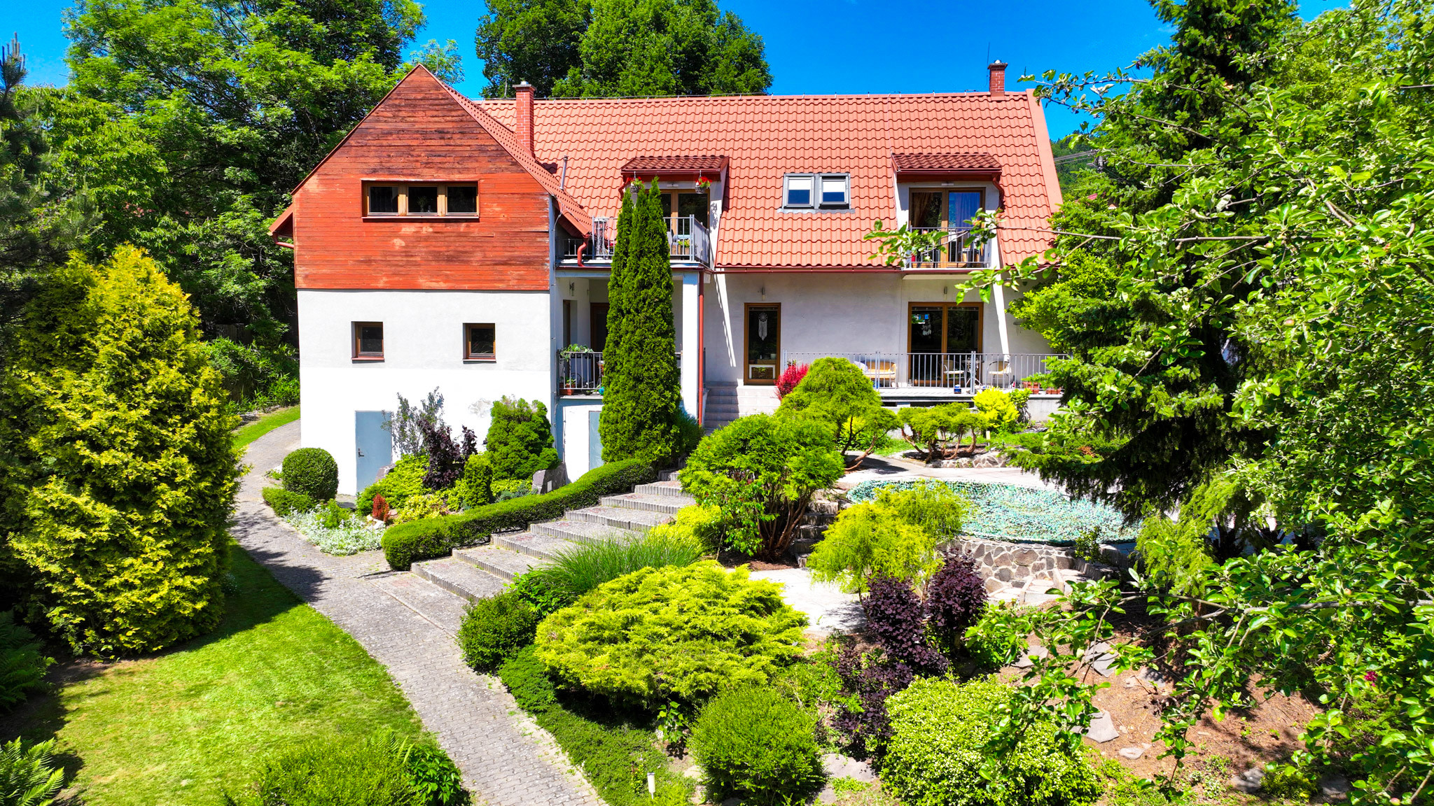 Rodinný dom s 5 bytovými jednotkami, záhradou 1600m2 a parkovaním