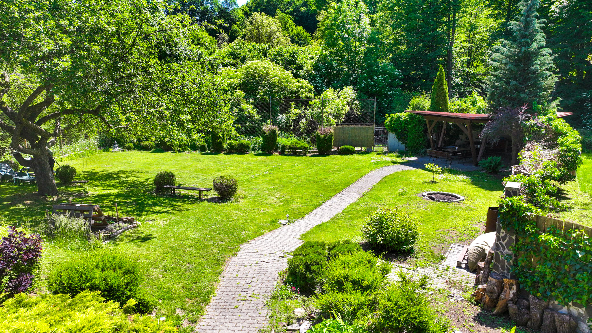 Rodinný dom s 5 bytovými jednotkami, záhradou 1600m2 a parkovaním