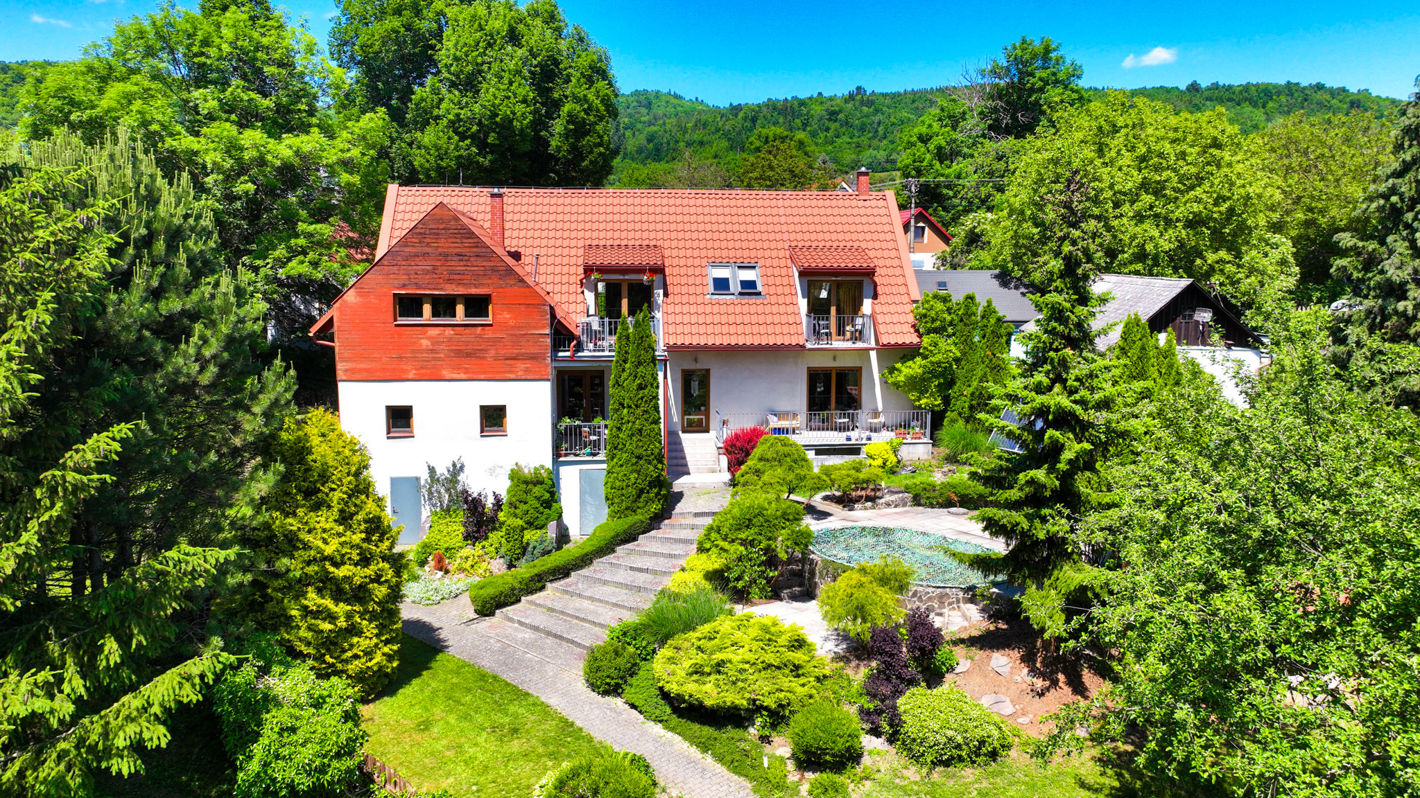 Rodinný dom s 5 bytovými jednotkami, záhradou 1600m2 a parkovaním