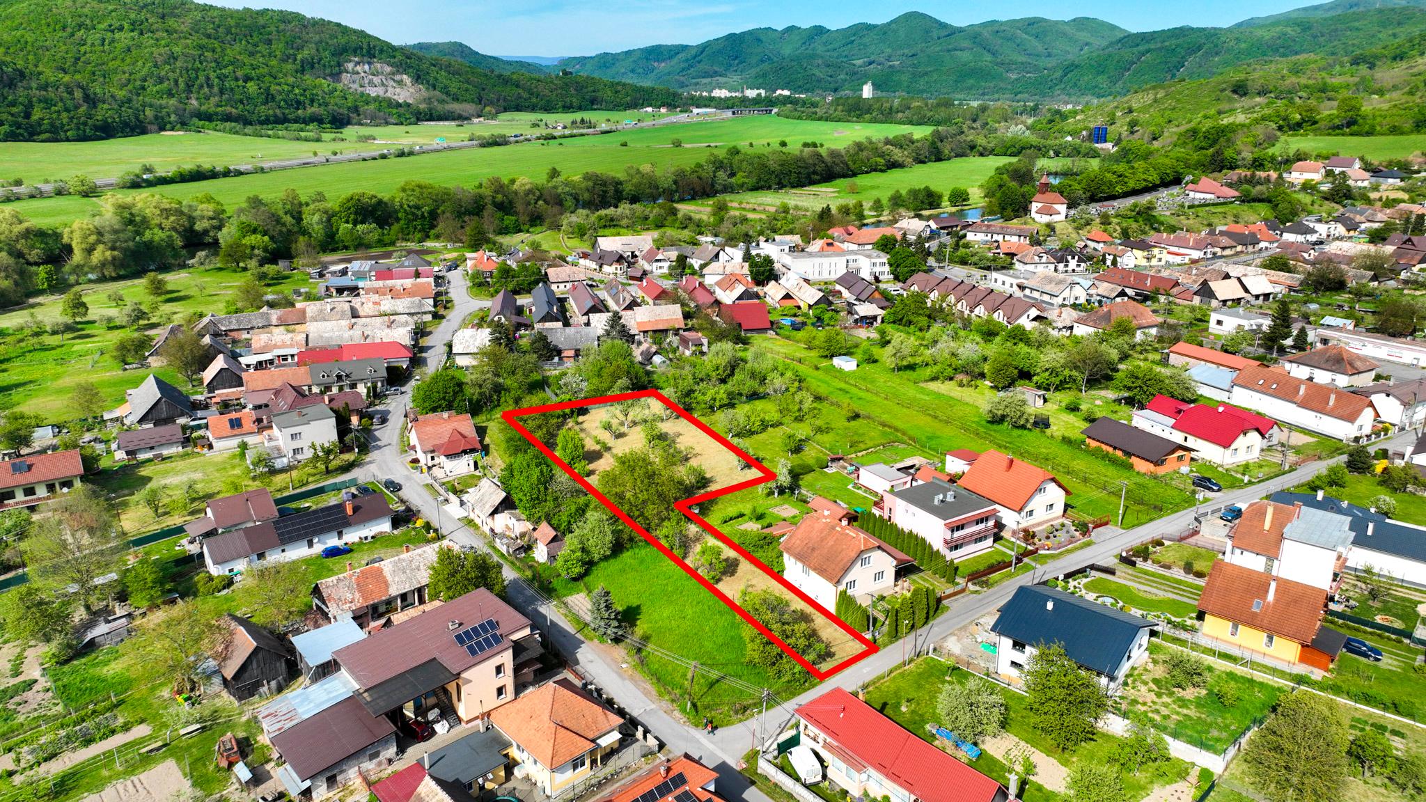 Slnečný, rovinatý pozemok s možnosťou stavby 1565m², Voznica