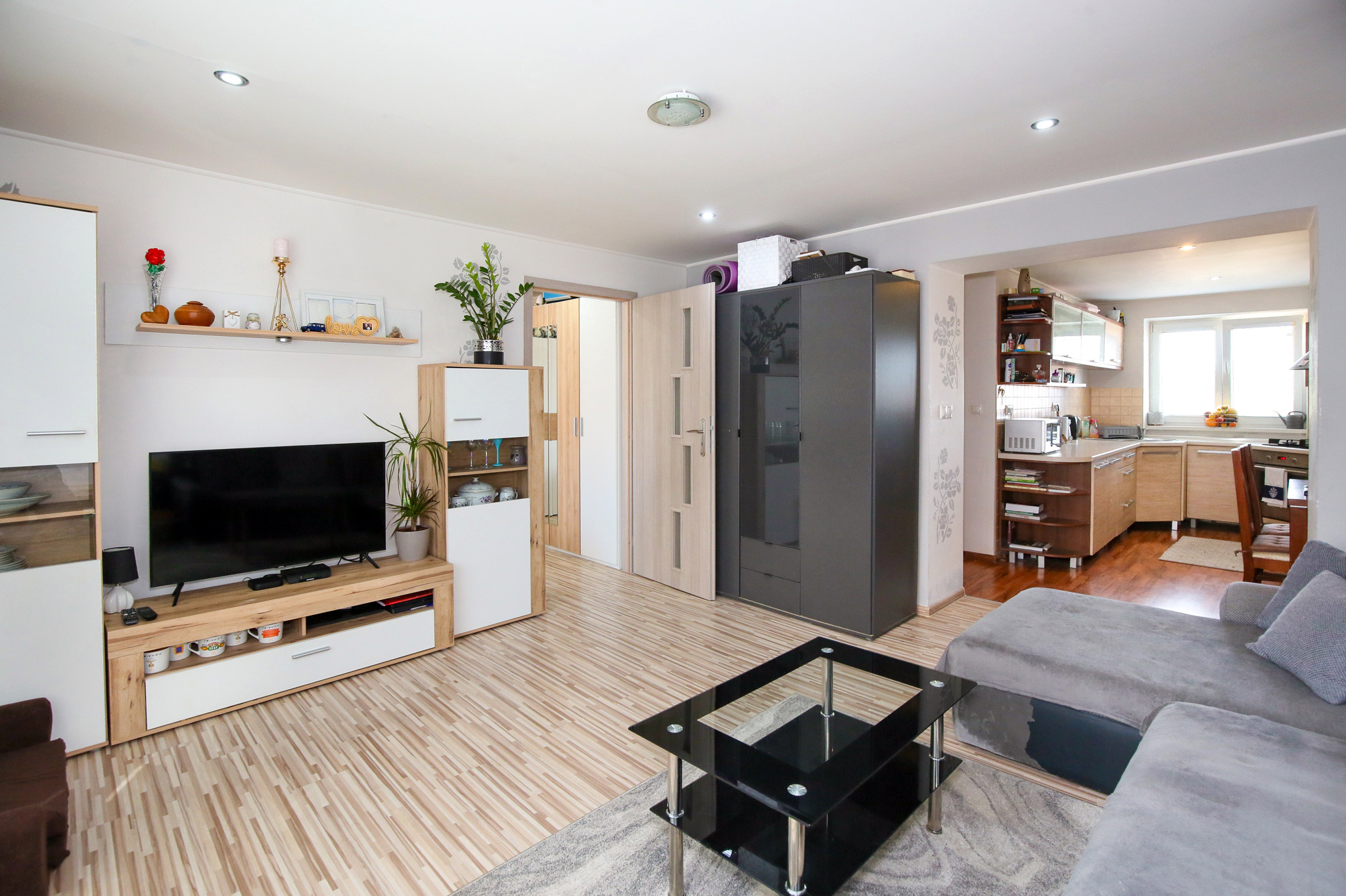 2-izbový byt, 57m2 s dvomi pivnicami, Hliník nad Hronom