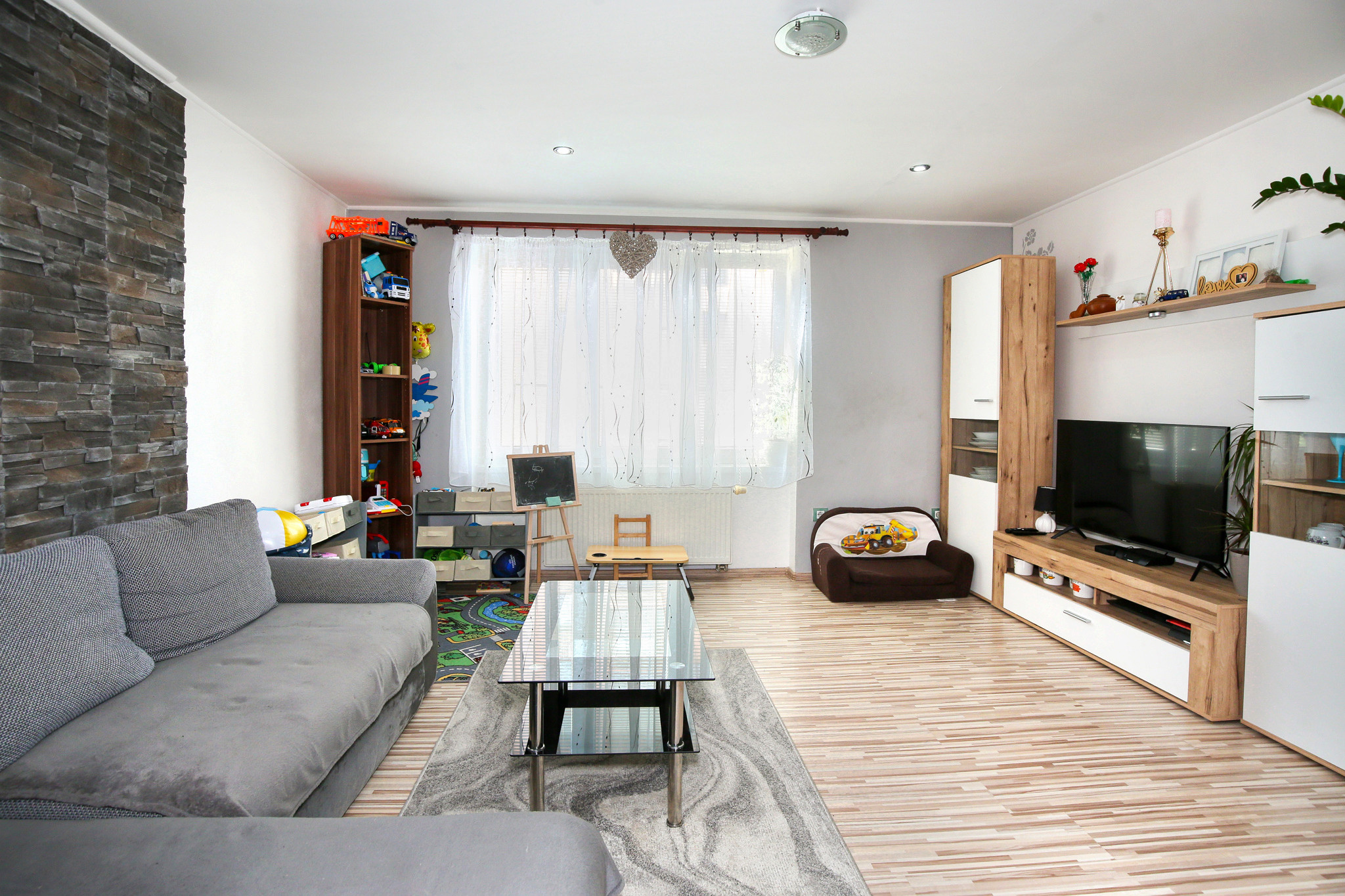 2-izbový byt, 57m2 s dvomi pivnicami, Hliník nad Hronom