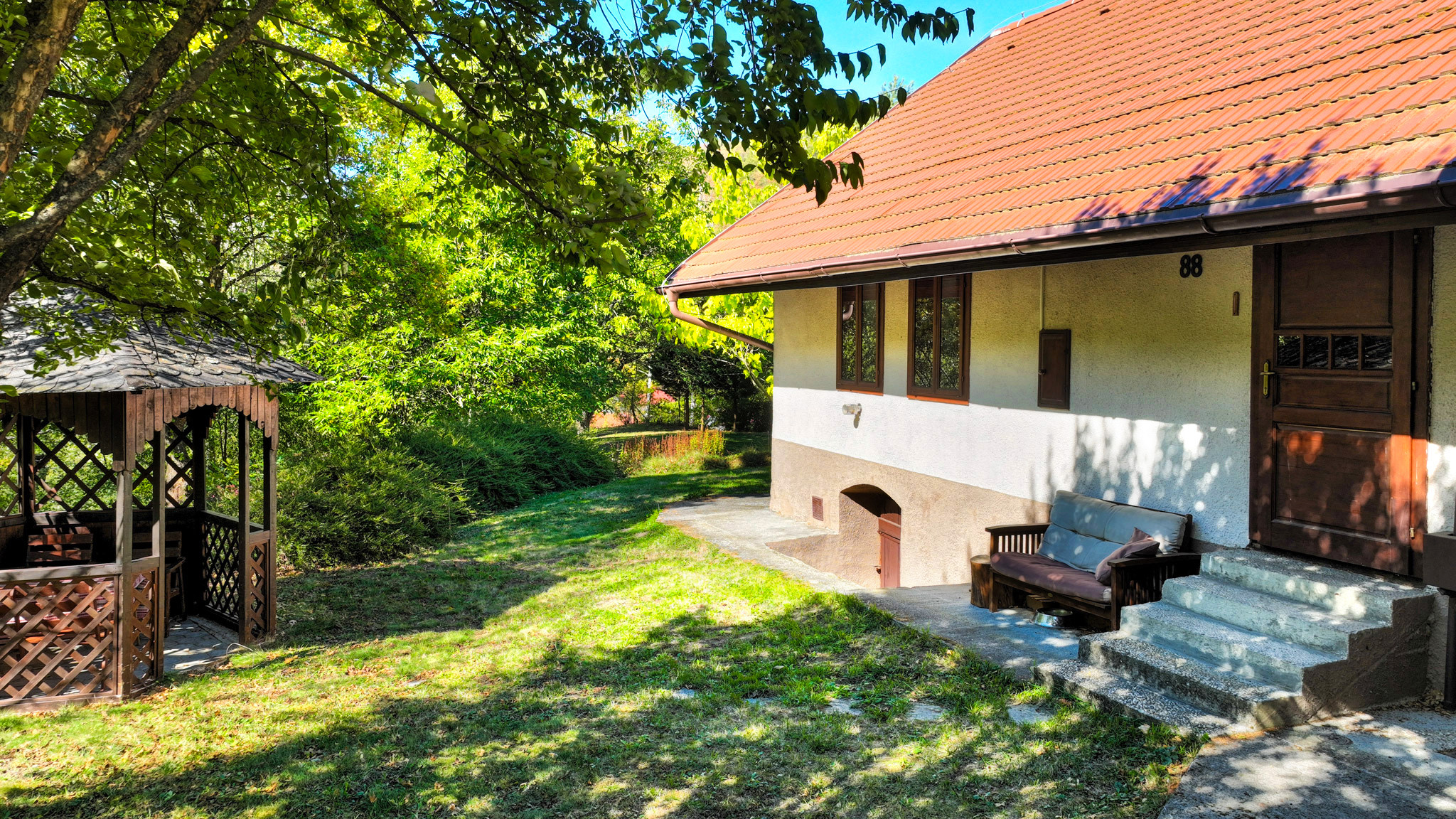 Rekonštruovaná chalupa s pozemkom 1000m2 Hodruša-Hámre