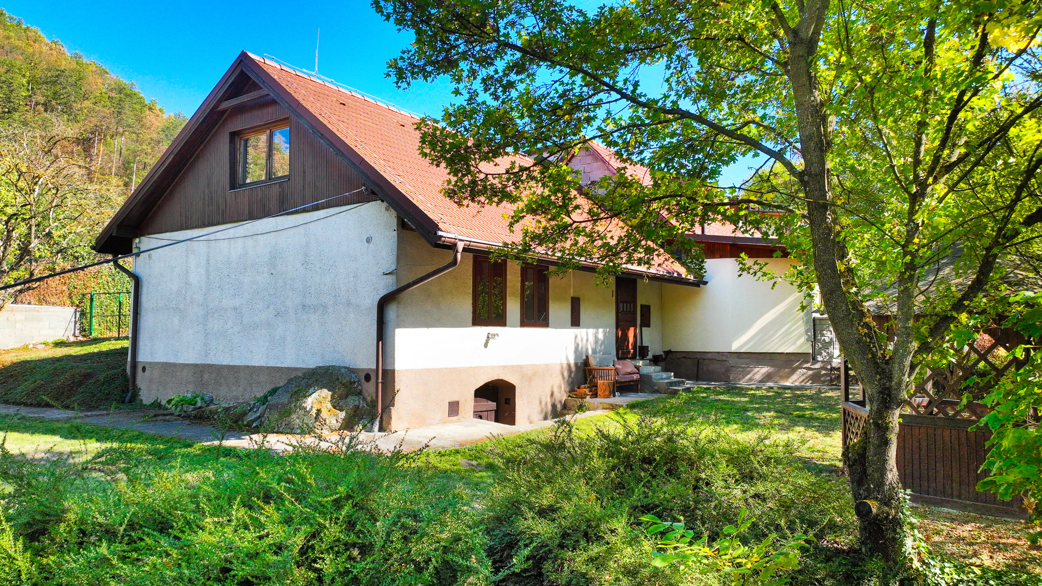 Rekonštruovaná chalupa s pozemkom 1000m2 Hodruša-Hámre
