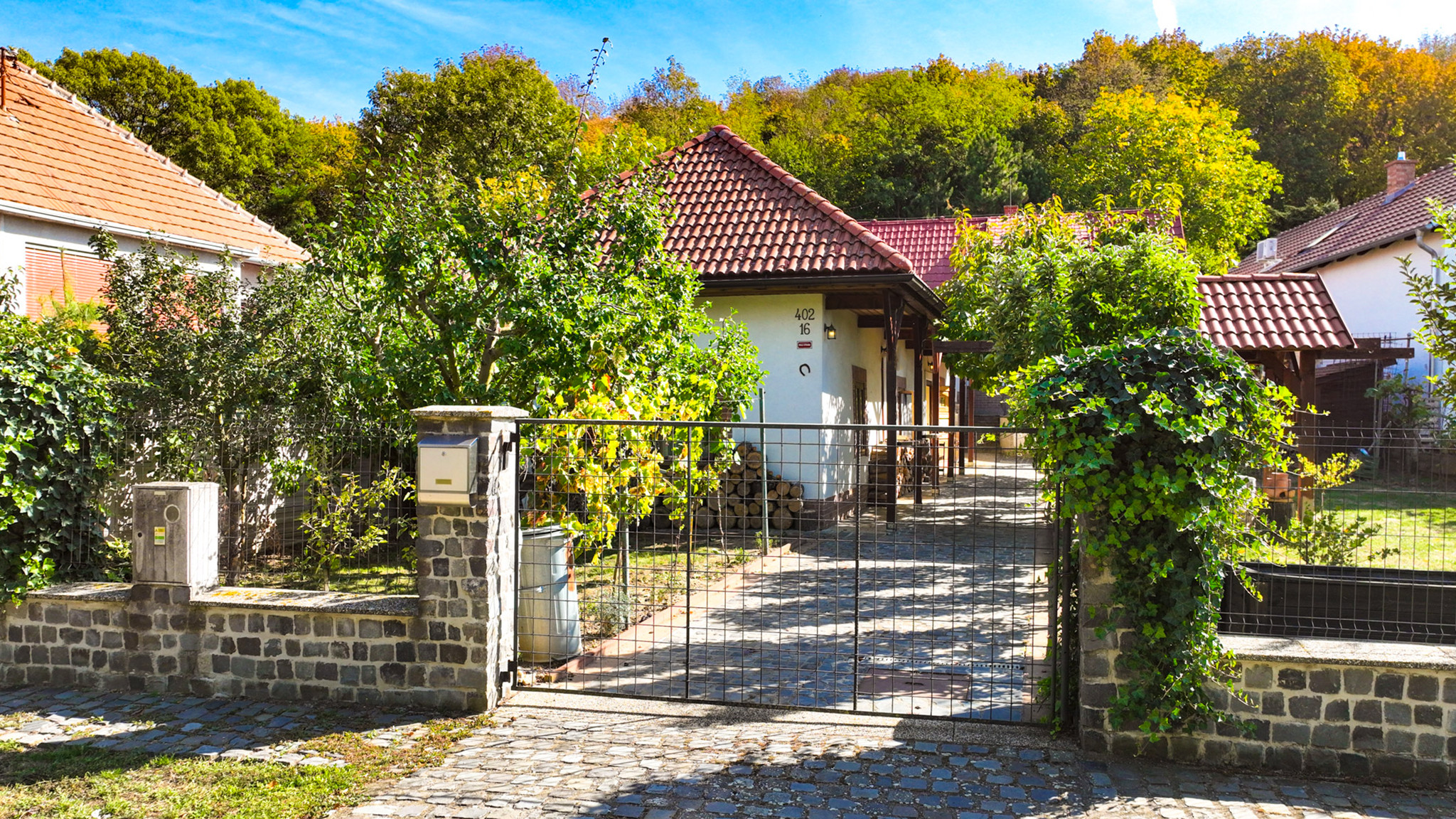 Dva rodinné domy, ovocná záhrada 300m2, Trávnica – Podhájska