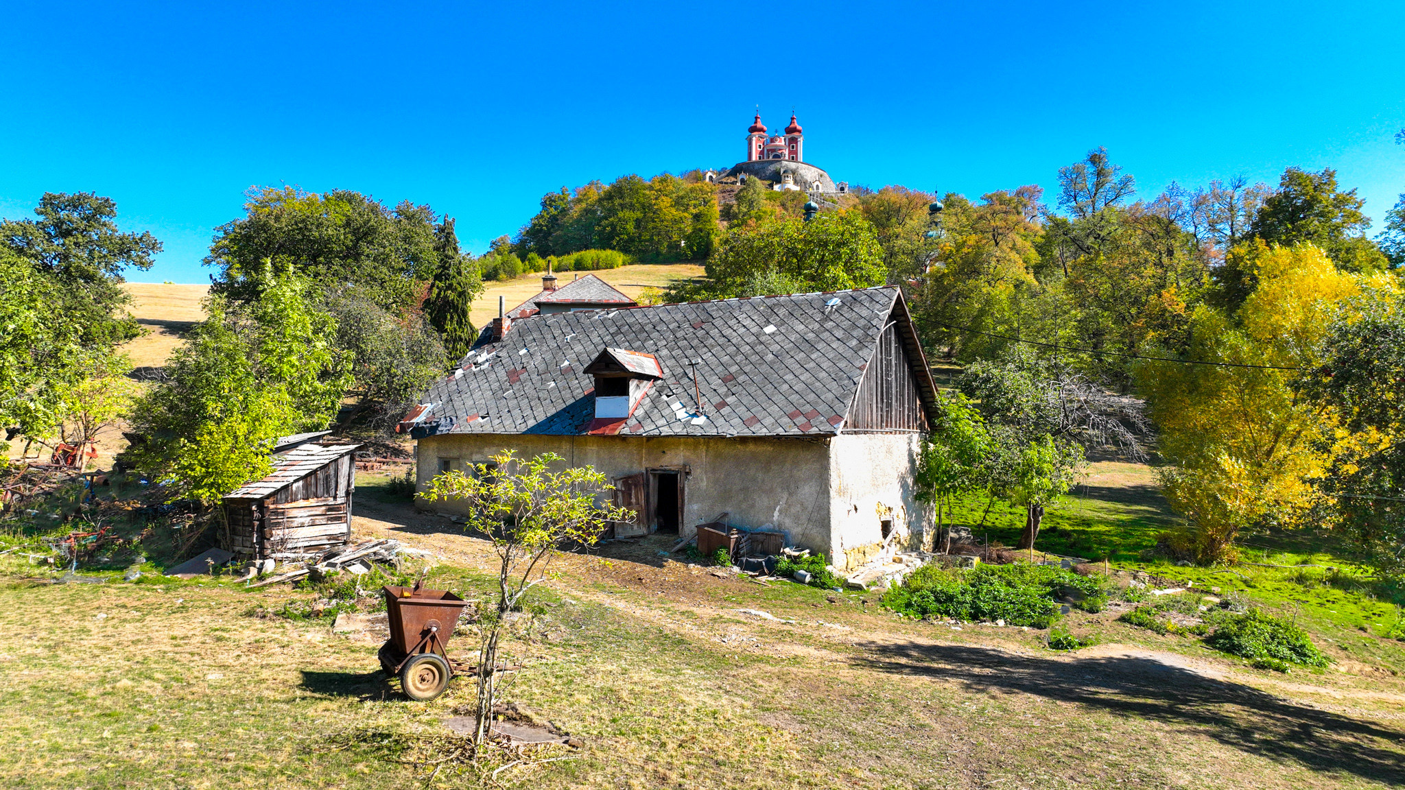 4 640m2 pozemok + 3 stavby pod Banskoštiavnickou kalváriou