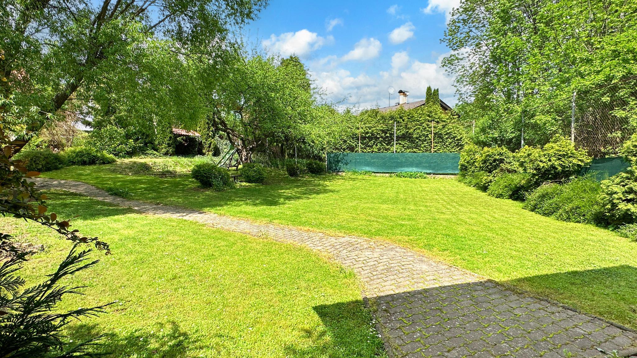 Rodinný dom s 5 bytovými jednotkami, záhradou 1600m2 a parkovaním