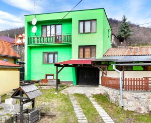 Priestranný rodinný dom pre viacčlennú rodinu v obci Hrušov