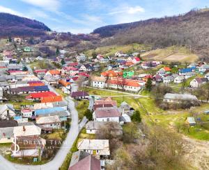 Priestranný rodinný dom pre viacčlennú rodinu v obci Hrušov