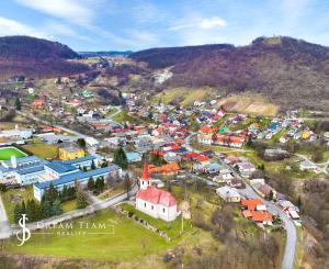 Priestranný rodinný dom pre viacčlennú rodinu v obci Hrušov