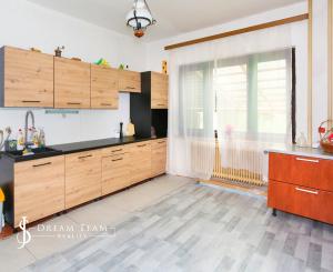 Priestranný rodinný dom pre viacčlennú rodinu v obci Hrušov