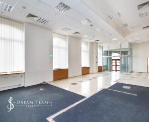 Krásna viacúčelová budova vo výbornom stave v centra mesta Šahy