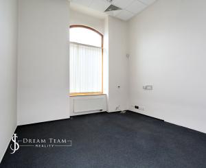 Krásna viacúčelová budova vo výbornom stave v centra mesta Šahy