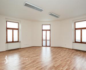 Krásna viacúčelová budova vo výbornom stave v centra mesta Šahy