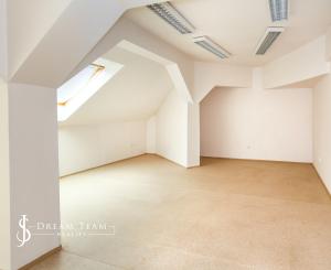 Krásna viacúčelová budova vo výbornom stave v centra mesta Šahy