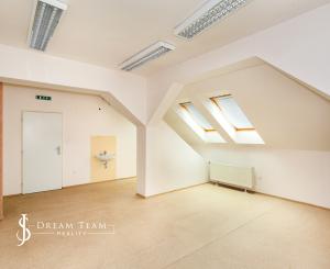 Krásna viacúčelová budova vo výbornom stave v centra mesta Šahy