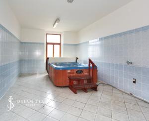 Krásna viacúčelová budova vo výbornom stave v centra mesta Šahy