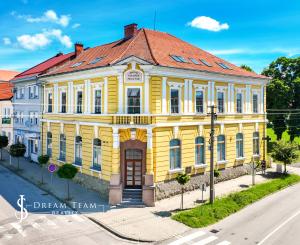 Krásna viacúčelová budova vo výbornom stave v centra mesta Šahy