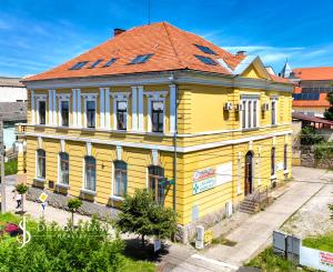 Krásna viacúčelová budova vo výbornom stave v centra mesta Šahy