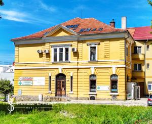 Krásna viacúčelová budova vo výbornom stave v centra mesta Šahy